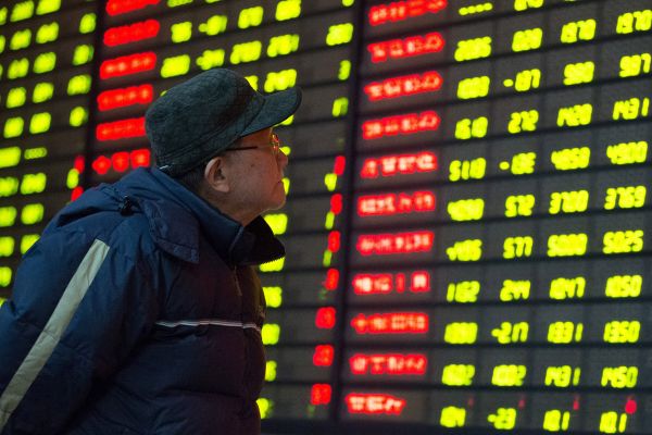 资料图:股民在南京一证券营业厅关注股市行情.