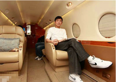 刘德华 2009年4月,刘德华在其日记里曝光了自己坐的私人飞机照片父 