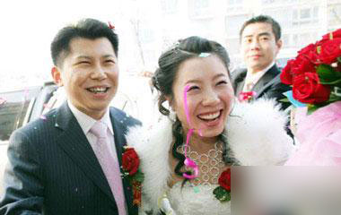 曹云金与郭德纲开撕后染白发剪寸头 心情大好