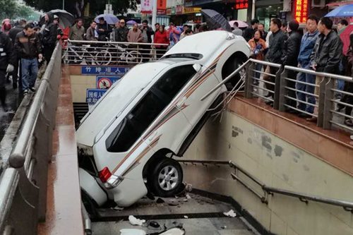 北京通州:大货侧翻 出租被压扁的哥当场身亡