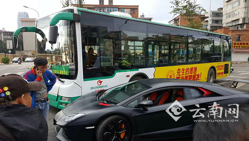 公交吻上兰博基尼 兰博基尼司机被判负全责