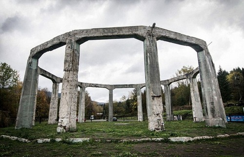 图为地堡外围画面.