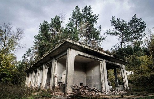 图为地堡外围画面.