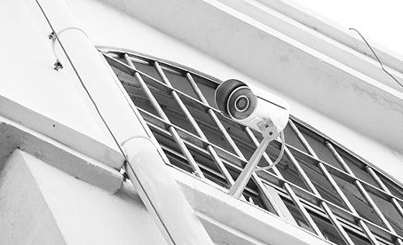 老人砸摄像头被拘绝食288天 为维权住法院前8月