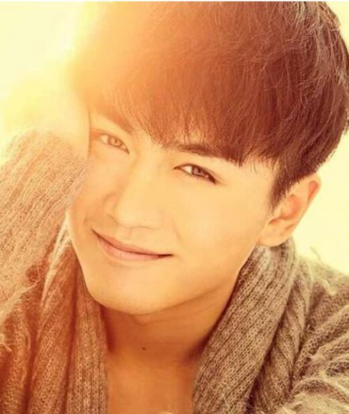 笑起来的陈晓眼睛非常有内容,单纯而宠溺.