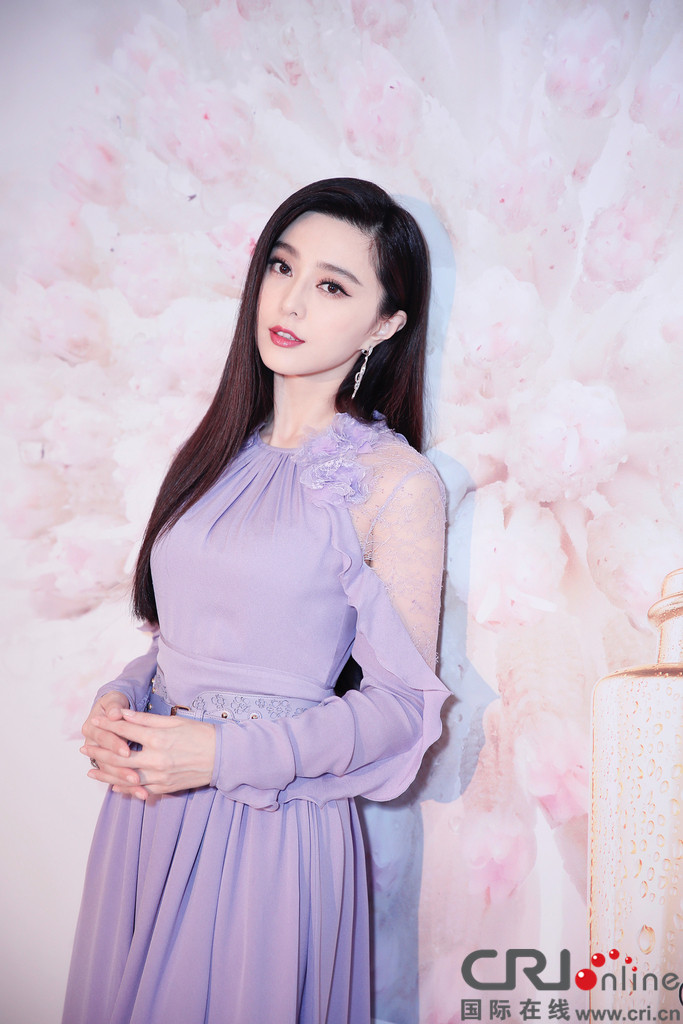 范冰冰美了十几年了,仍然是360度无死角,不论话题多多,美貌是毋庸