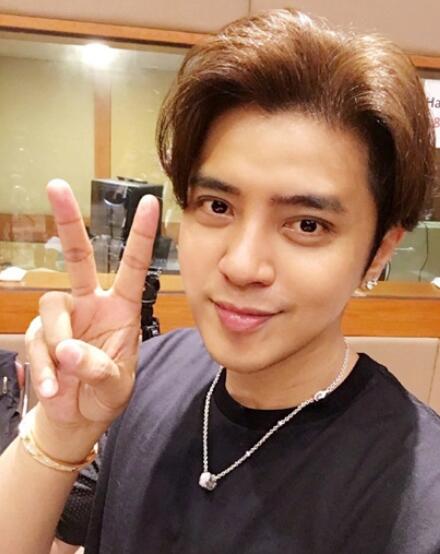 最爱剪刀手自拍的明星赵丽颖郑爽唐嫣好清纯