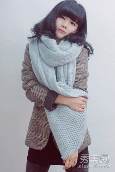 冬装外套搭配 系上围巾时尚有型