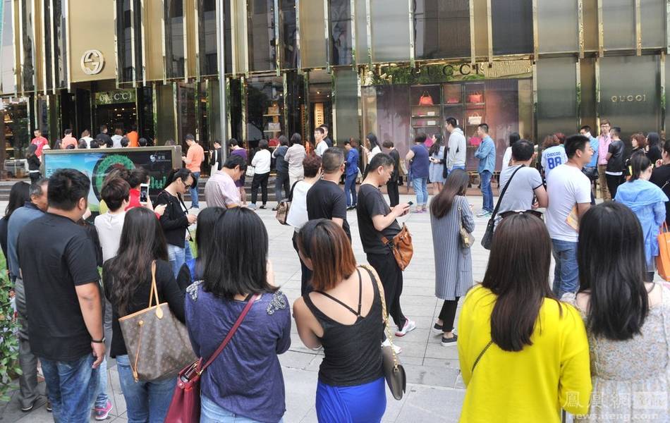 奢侈品巨头gucci5折促销引市民排队抢购