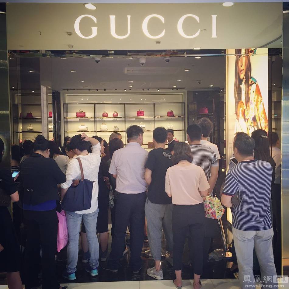 奢侈品巨头gucci5折促销引市民排队抢购