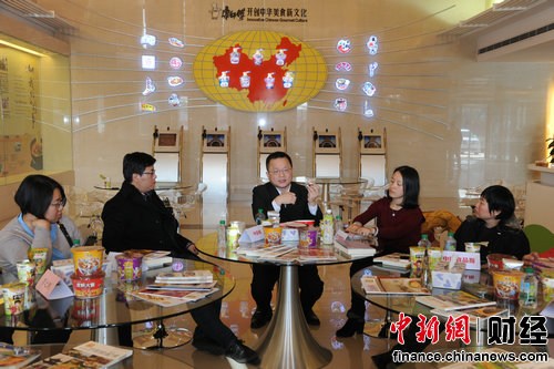 康师傅中央研究所所长陈应让与记者交流 康师傅中央研究所所长陈应让与记者交流